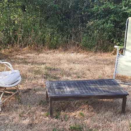 Une Roulotte Cosy Entre Vigne Et Foret Oda ve Kahvaltı *